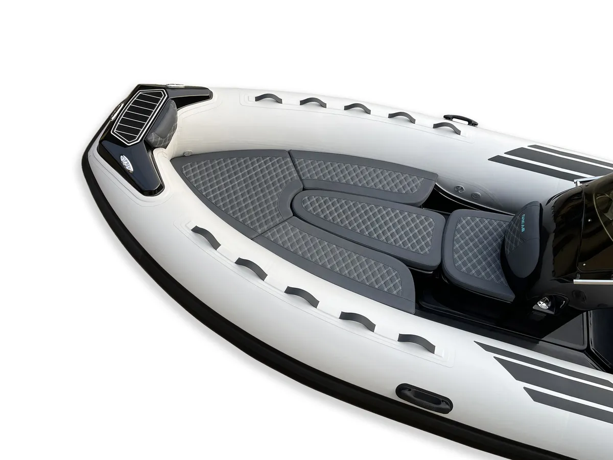 3D Tender Dream 500: Bugbereich mit Sitzgelegenheiten und Konsole