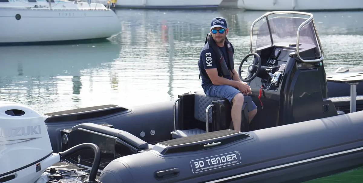 3D Tender Dream 550: Ein Mann, der auf einem RIB sitzt