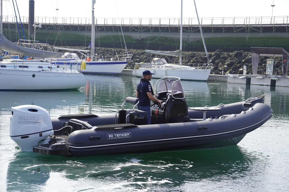 3D Tender Dream 655: Gummiboot mit einem Steuermann im Hafen