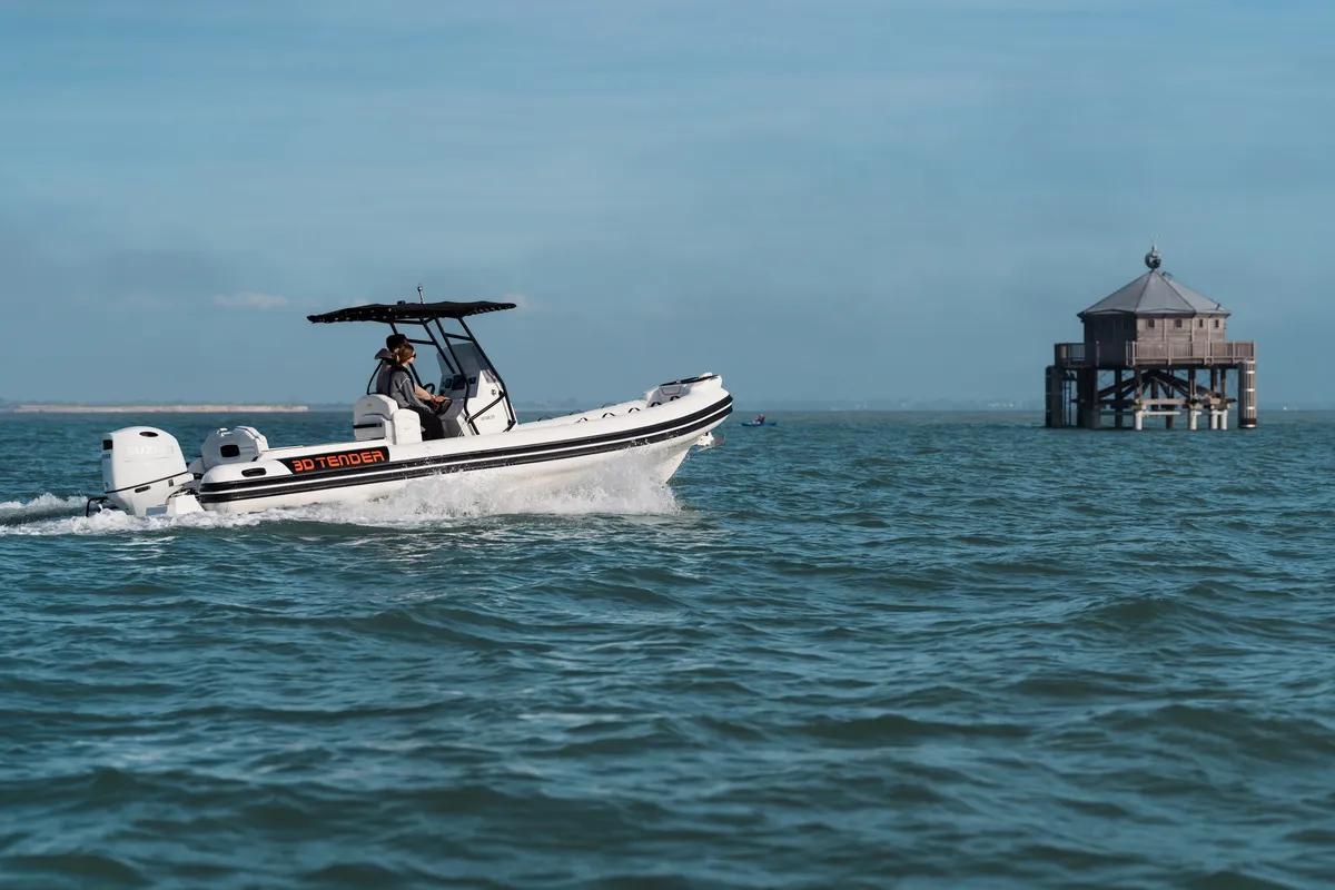 3D Tender Dream 7: Ausfahrt mit einem RIB-Boot auf dem Meer