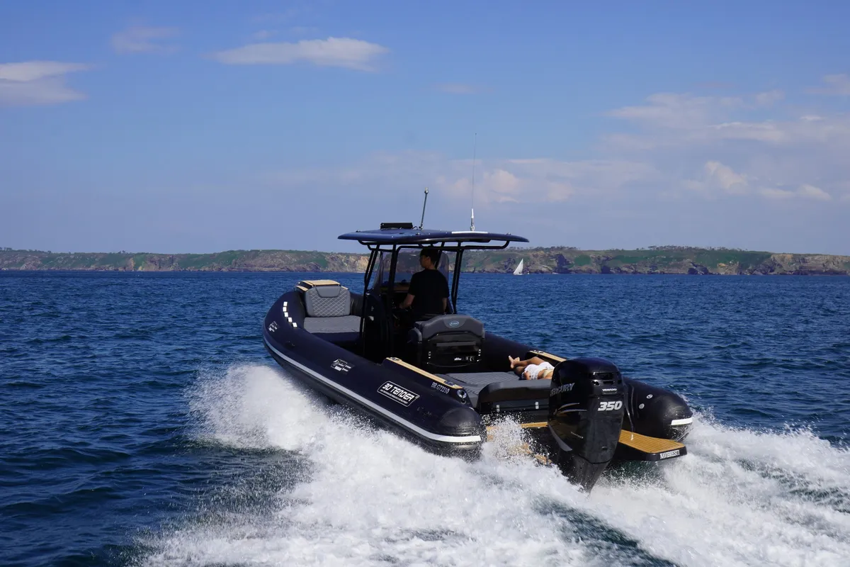 3D Tender Dream 850: Ausfahrt mit einem RIB-Boot auf dem Meer