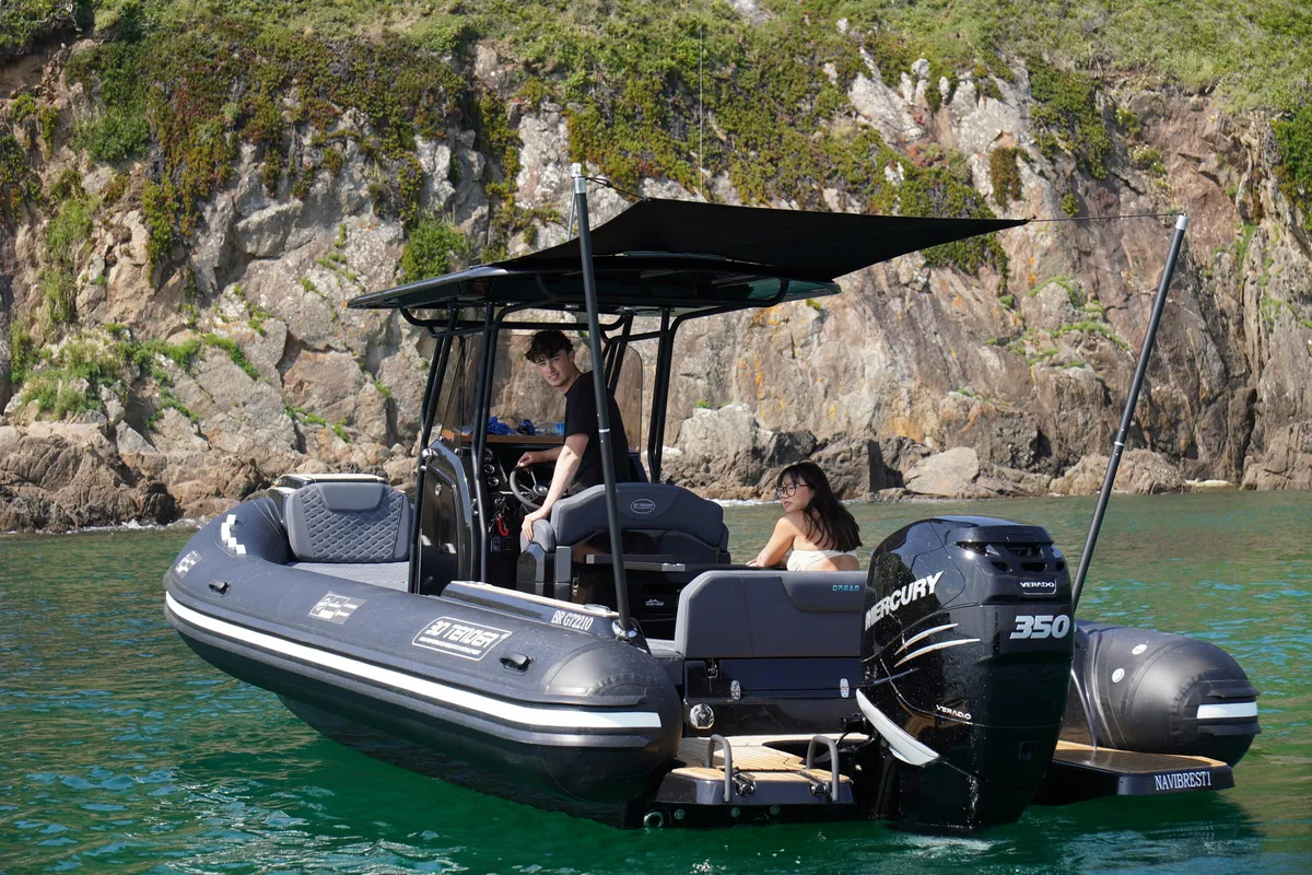 3D Tender Dream 850: Rubber dinghy with outboard motor near cliffs