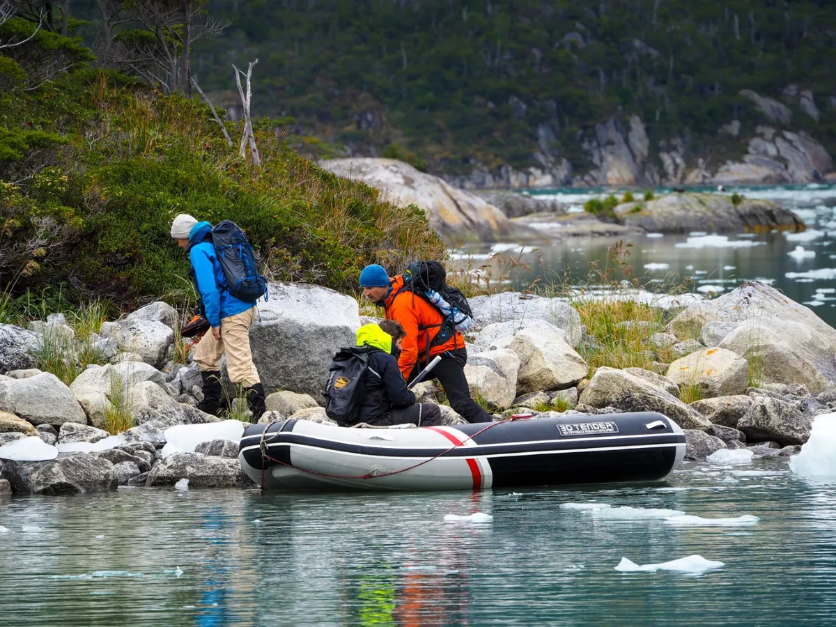 3D Tender Fastcat 330: Rubber dinghy near a rocky shore