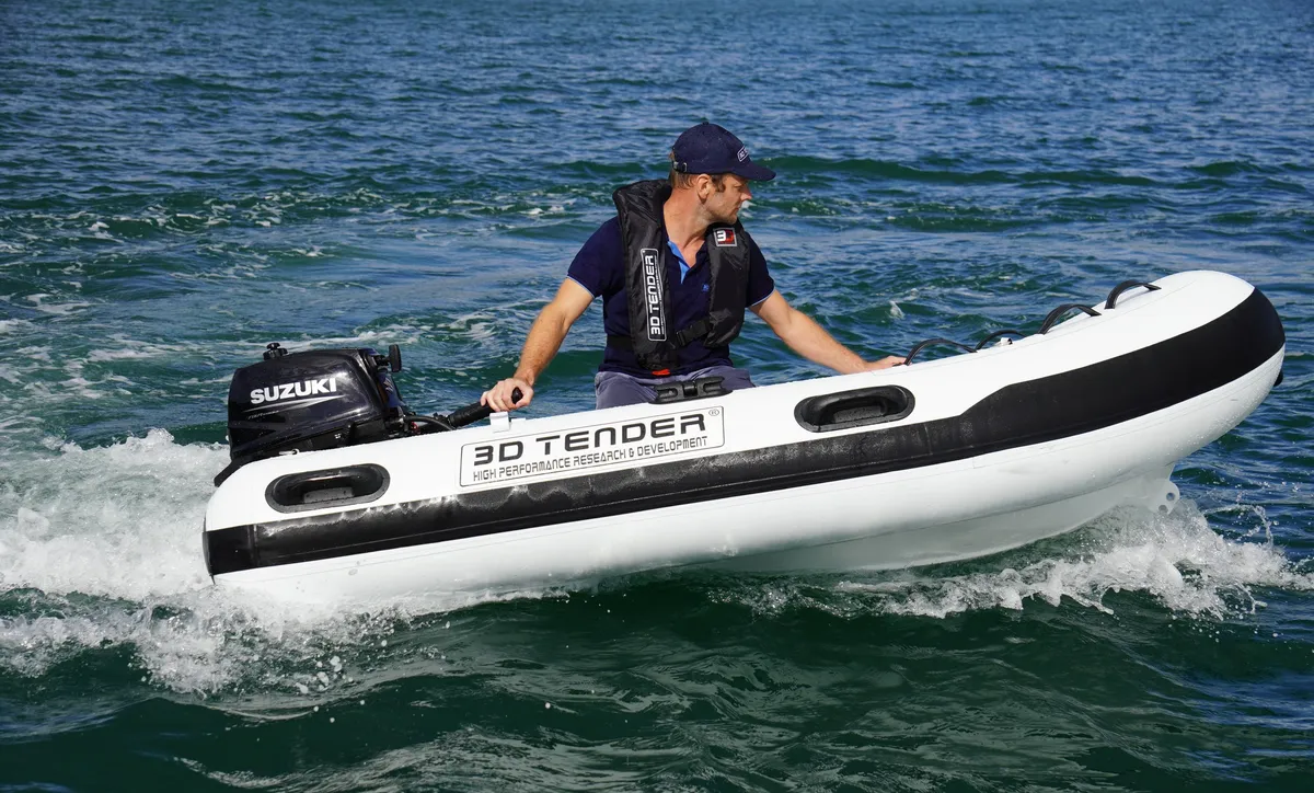 3D Tender Federlight Aluminium 245: Rubber dinghy cruising at sea