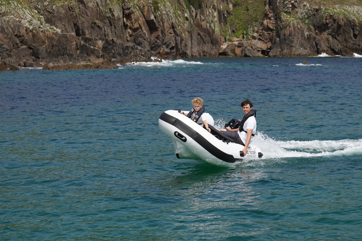 3D Tender Federlight Aluminium 265: A rubber boat speeds across the sea