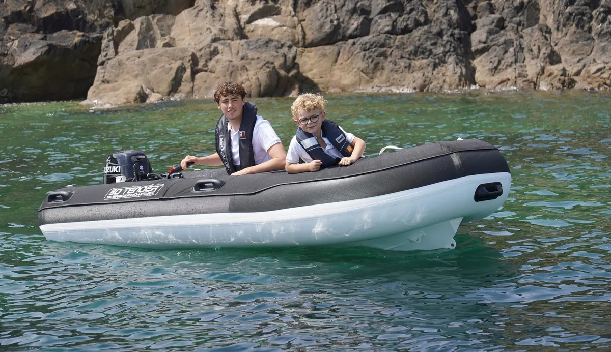3D Tender Federlight Aluminium 285: Rubber dinghy with two boys