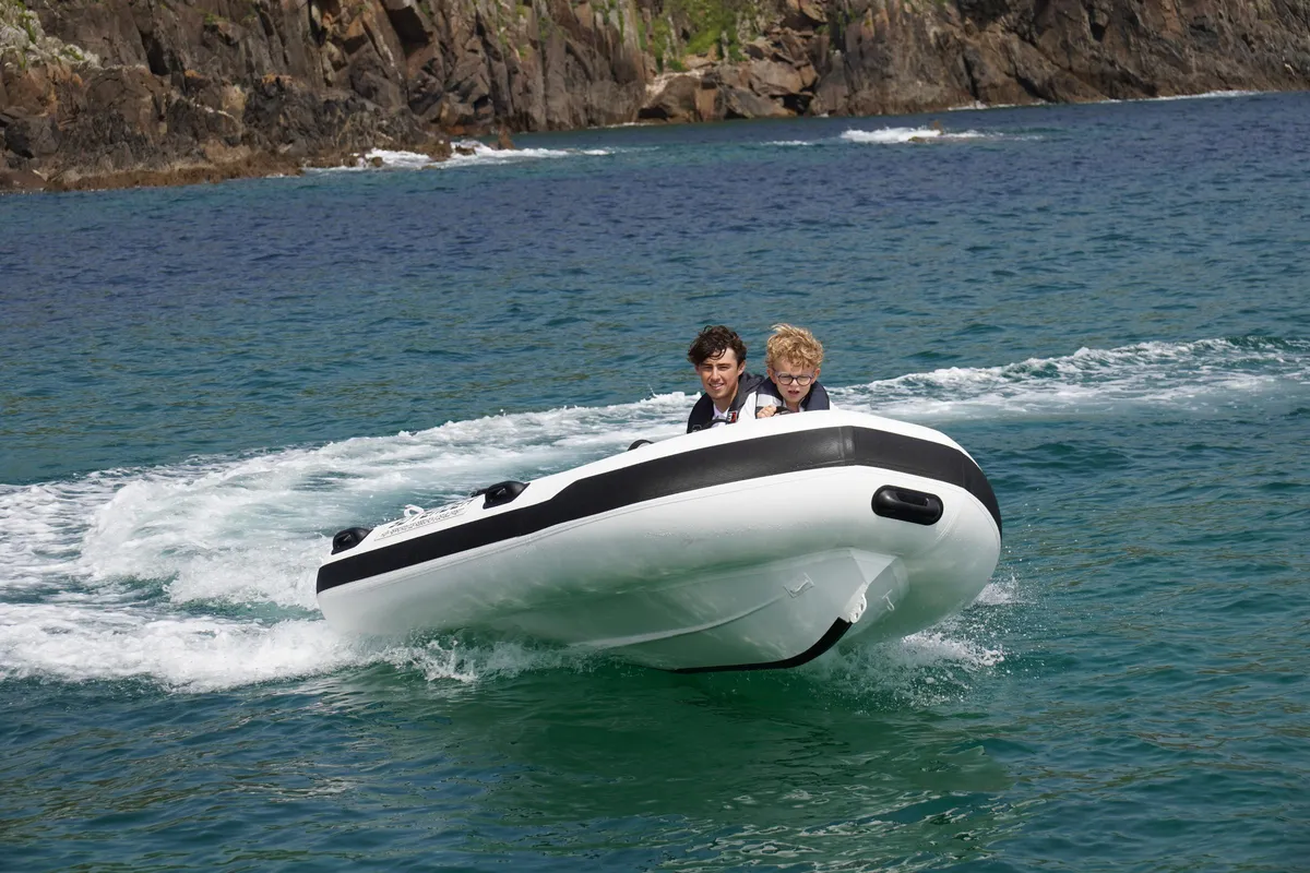 3D Tender Federlight Aluminium 315: Rubber dinghy cruising with water splashing up
