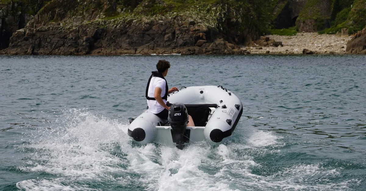 3D Tender Federlight Aluminium 335: Rubber dinghy cruising at sea