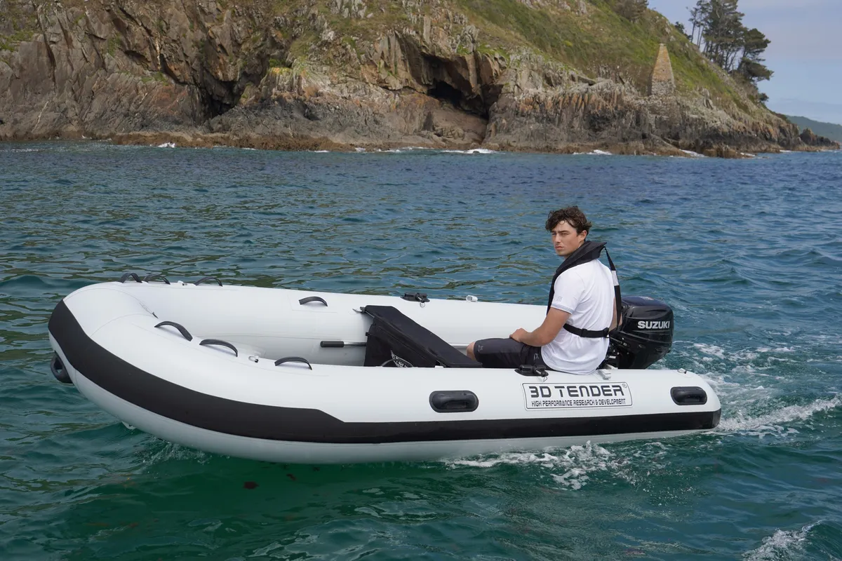 3D Tender Federlight Aluminium 365: Ein Schlauchboot, das entlang der Küste gleitet