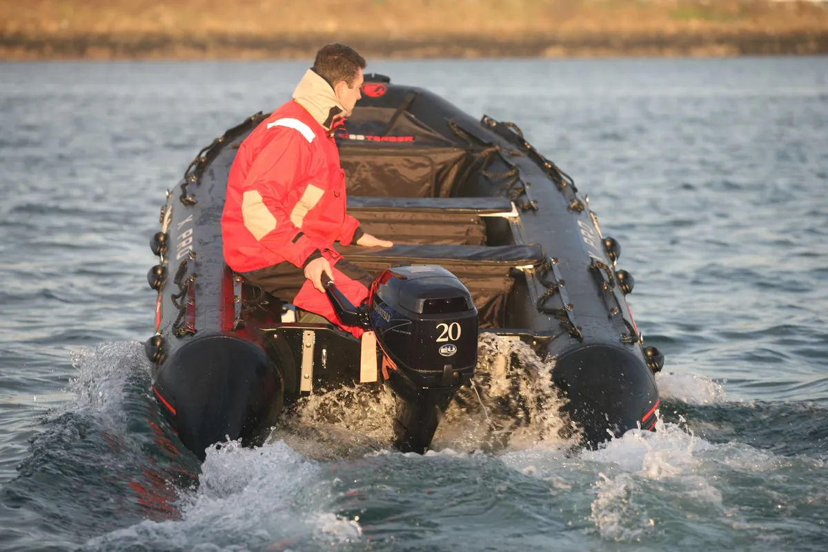 3D Tender Heavy Duty 420: Ein Mann, der ein Schlauchboot mit Außenbordmotor steuert