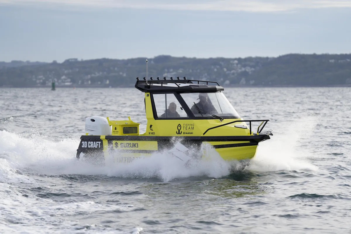 3D Tender Norden 600: Yellow boat cruising at sea