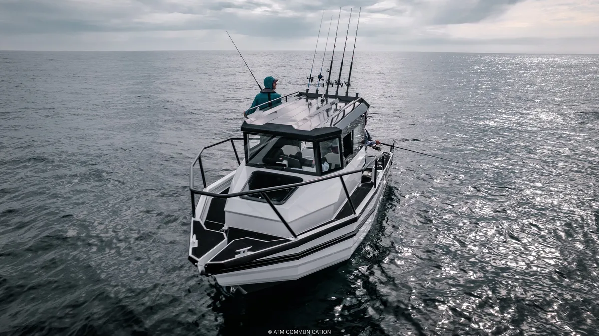 3D Tender Norden 695: Boat cruising at sea with fishing rods