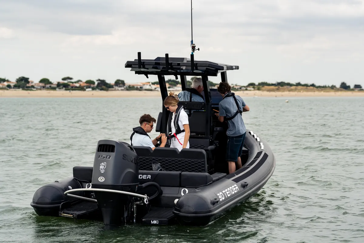 3D Tender Odyssey 635: Rubber dinghy with people at sea