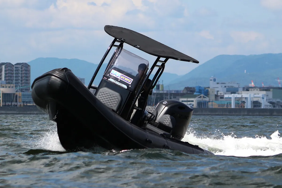 3D Tender Patrol 670: Ein Schlauchboot, das auf dem Meer durch die Wellen gleitet