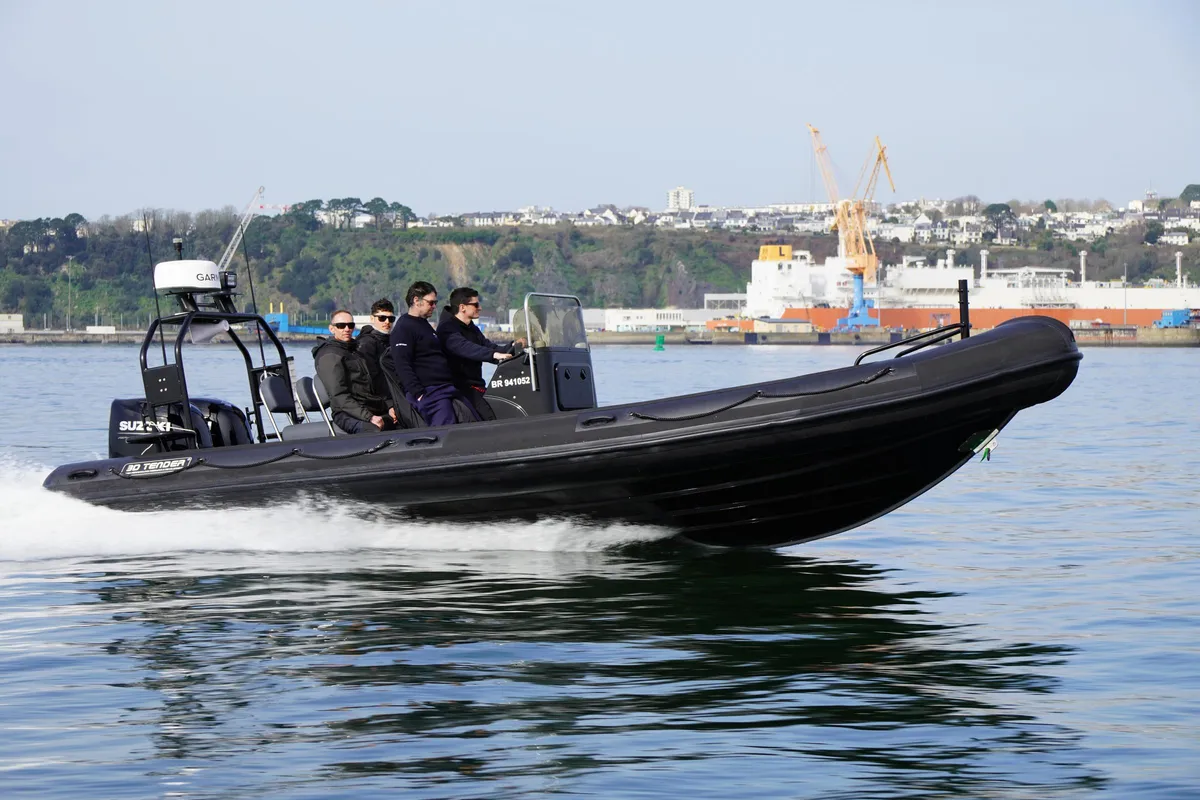 3D Tender Patrol 760: Croisière à bord d'un bateau semi-rigide noir