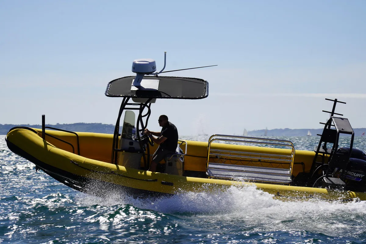 3D Tender Patrol 760: Ausfahrt mit einem RIB-Boot auf dem Meer