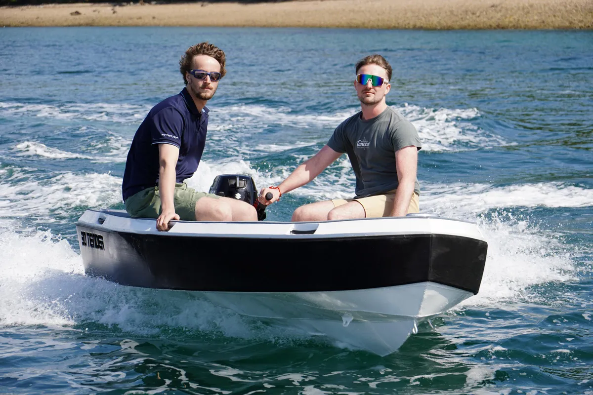 3D Tender Reef 285 ALU: Zwei Männer, die mit einem kleinen Boot unterwegs sind