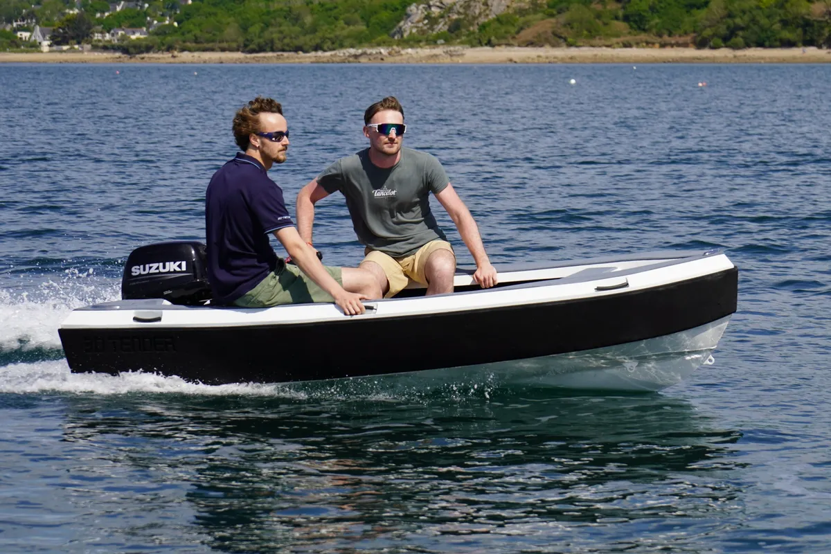 3D Tender Reef 310 ALU: Ein Boot mit zwei Männern an Bord, das dahinfährt