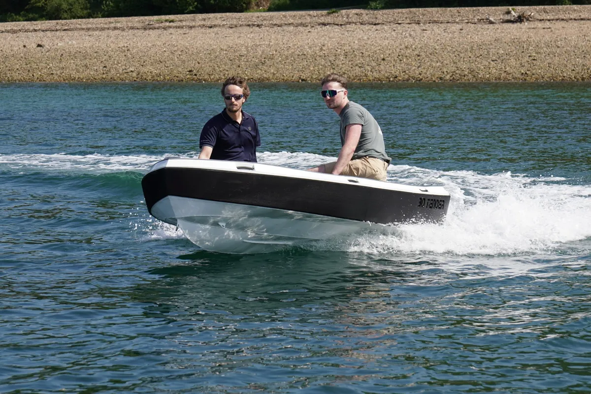 3D Tender Reef 330 ALU: A boat with two men on board