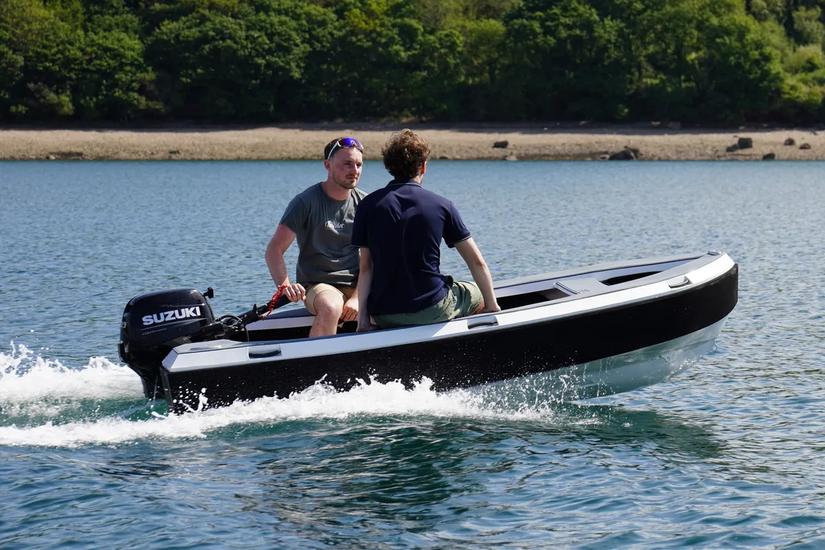 3D Tender Reef 350 ALU: Boat cruising on water