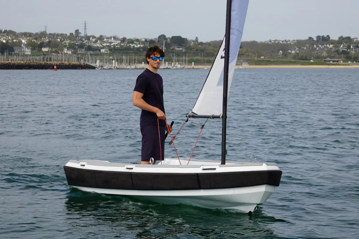 3D Tender Reef 350 Carbon: A man sailing a small sailing boat