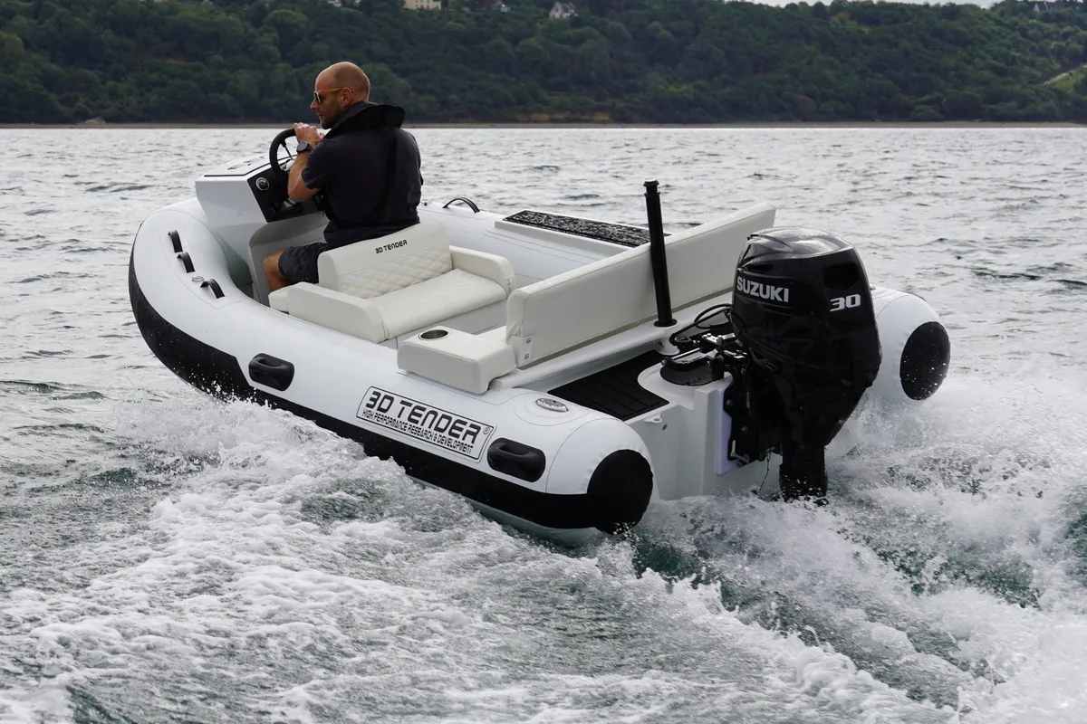 3D Tender T33: Rubber dinghy cruising at sea