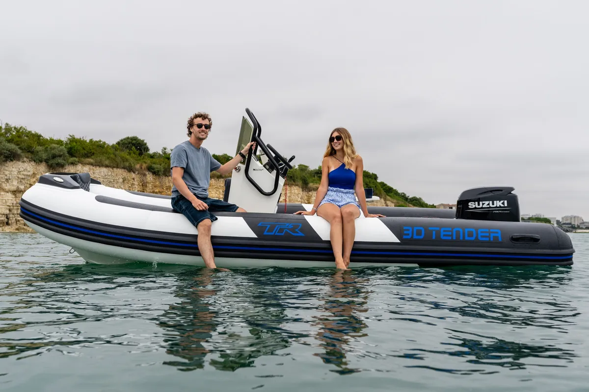 3D Tender TR54: Un couple assis sur un canot pneumatique