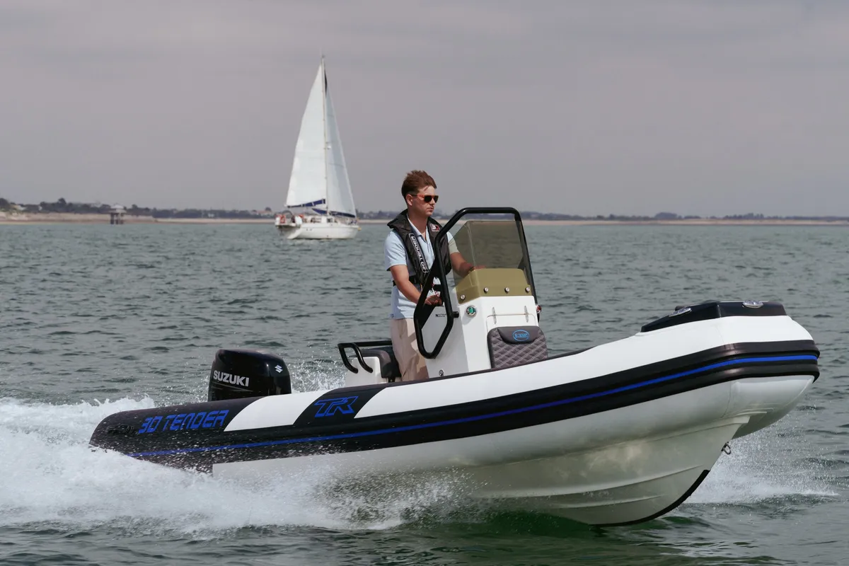 3D Tender TR54: Ausfahrt mit einem RIB-Boot auf dem Meer