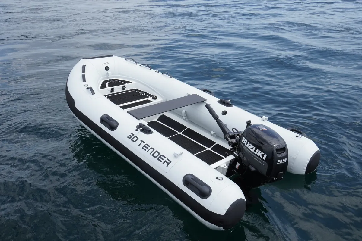 3D Tender Ultimate 390: Rubber dinghy with an outboard motor on the water