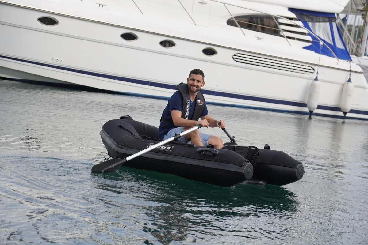 3D Tender VIB Air 280: Man rowing a rubber dinghy alongside a yacht