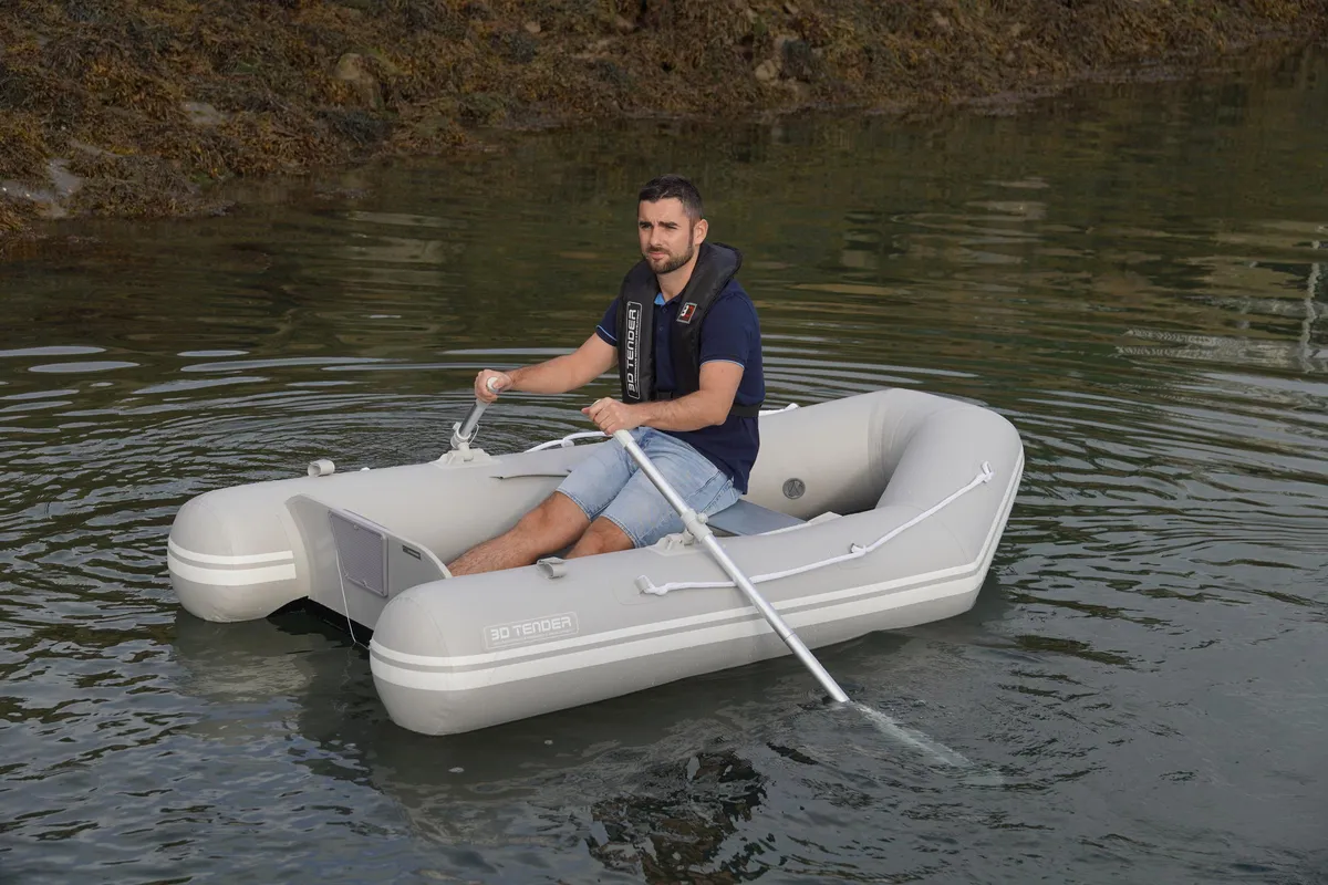 3D Tender World Travel 200: A man rowing a rubber dinghy on the water