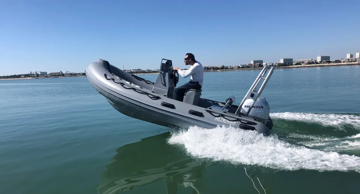 3D Tender XPRO 445: A rubber dinghy speeds across the water