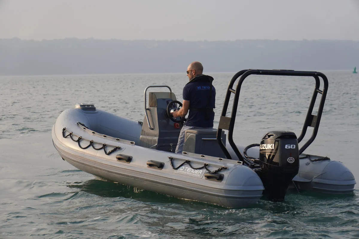 3D Tender XPRO 445: Ein Mann, der mit einem Schlauchboot auf dem Meer unterwegs ist