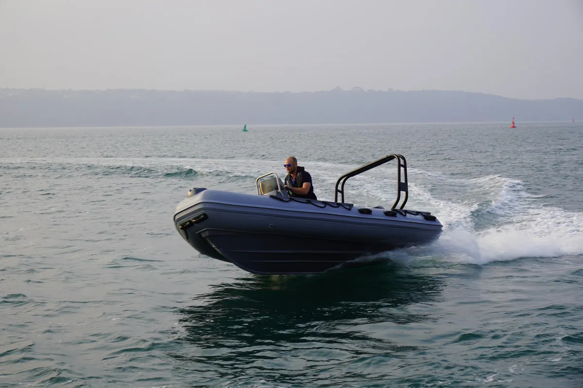 3D Tender XPRO 490: Ein RIB-Boot, das mit hoher Geschwindigkeit auf dem Meer fährt