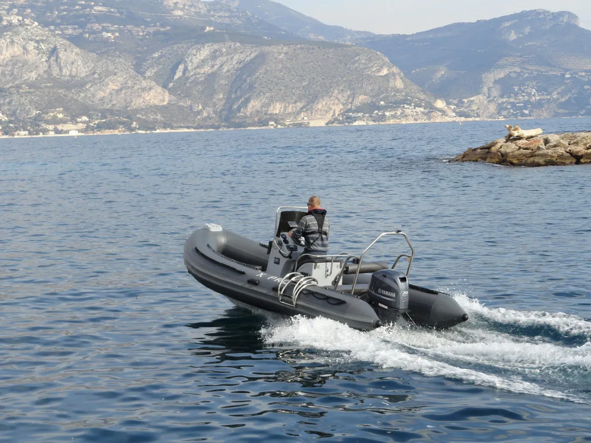 3D Tender XPRO 535: Eine Fahrt mit dem Schlauchboot auf dem Meer