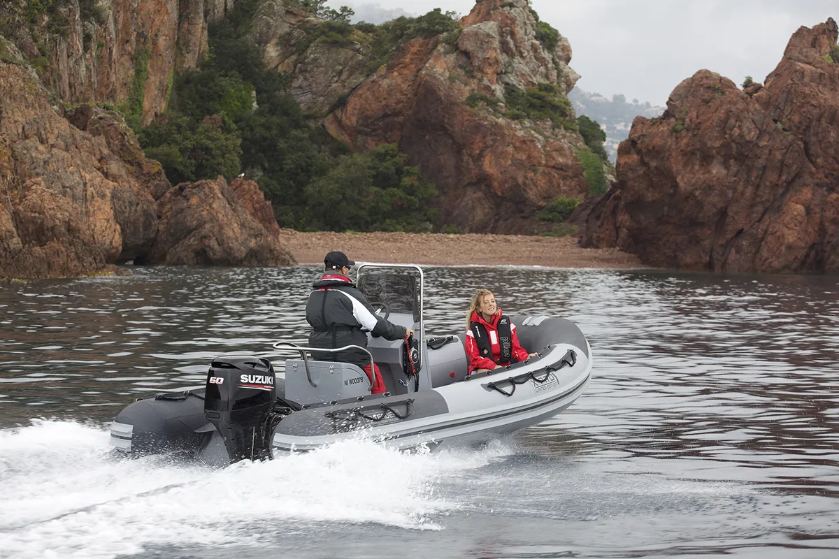 3D Tender XPRO 535: Rubber dinghy navigating between rocks