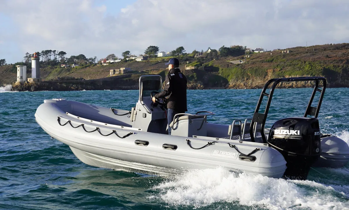3D Tender XPRO 589: Ausfahrt mit einem RIB-Boot auf dem Meer