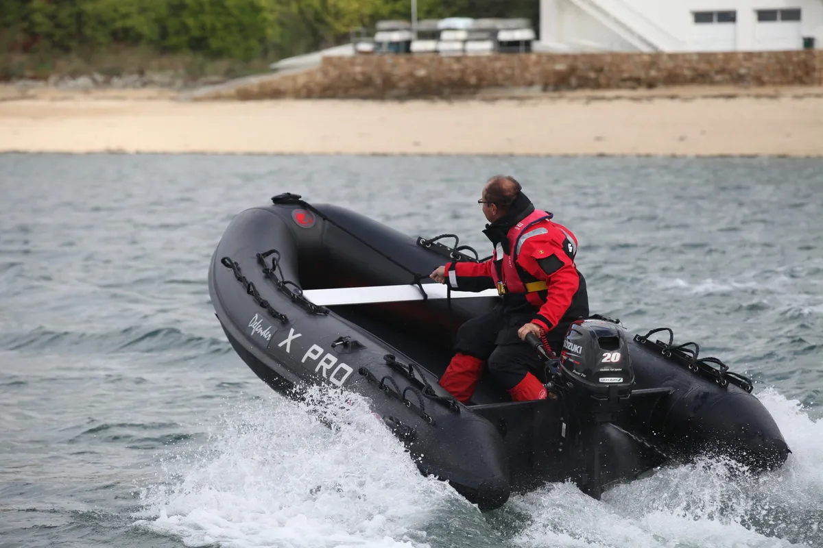 3D Tender XPRO ALU 390: Ein Schlauchboot rast über das Wasser