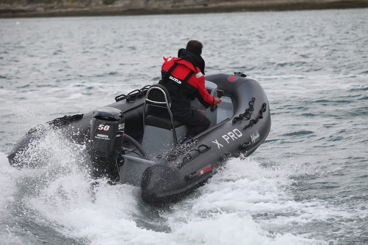 3D Tender XPRO ALU 420: Rubber dinghy cruising at sea