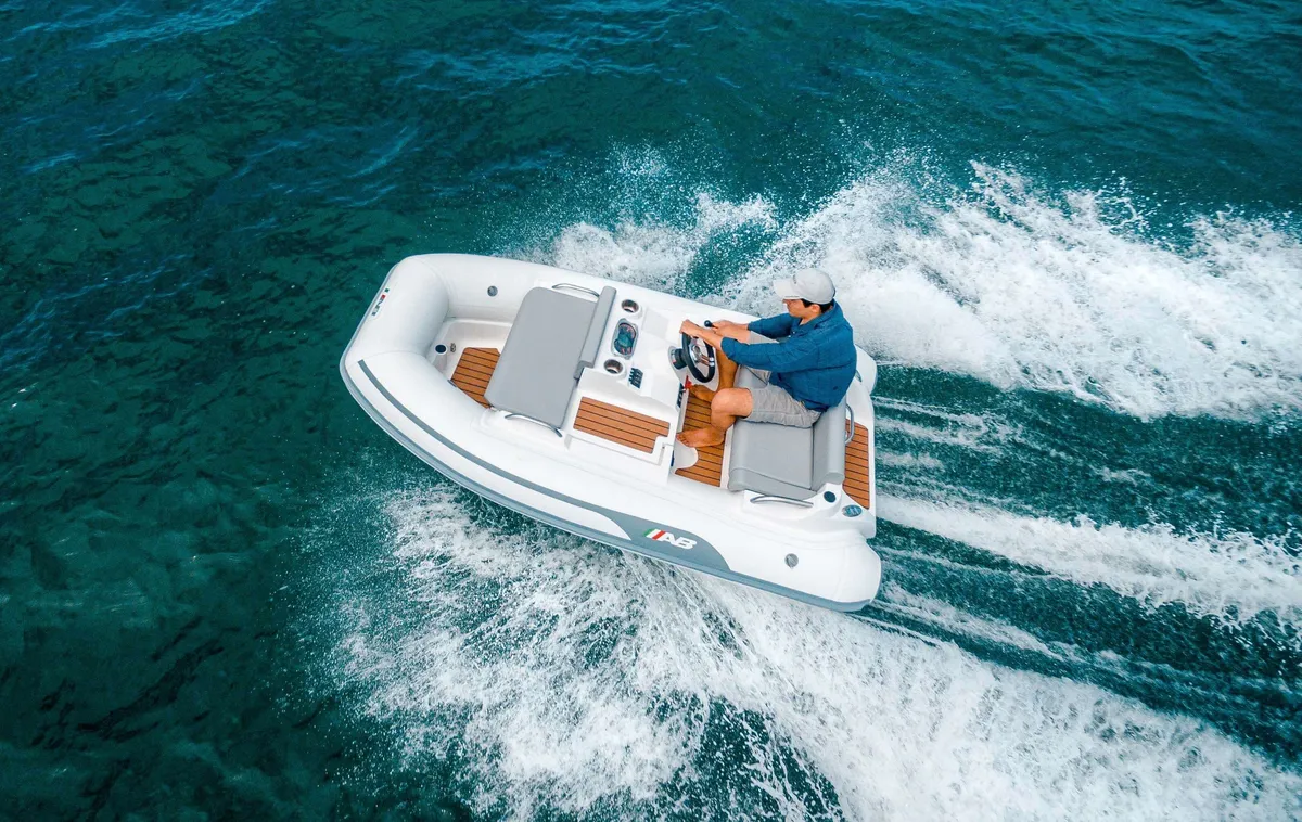 AB Inflatables ABJET 290: Eine Fahrt mit dem Schlauchboot auf dem Meer