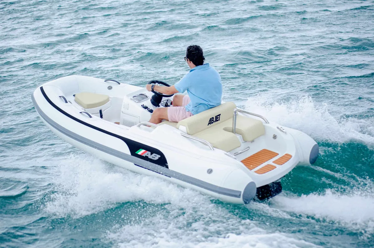 AB Inflatables ABJET 350 XP: Ausfahrt mit einem RIB-Boot auf dem Meer