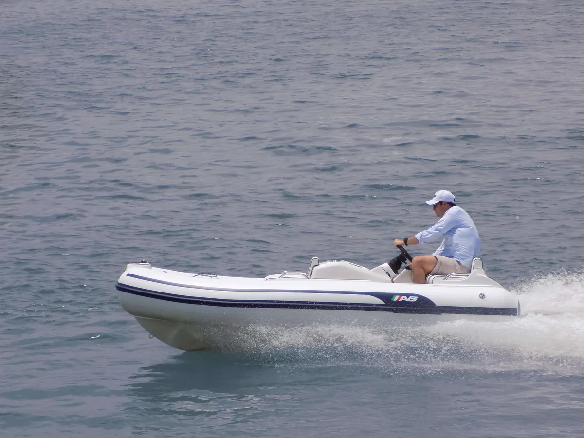 AB Inflatables ABJET 380: Ein Schlauchboot rast über das Meer