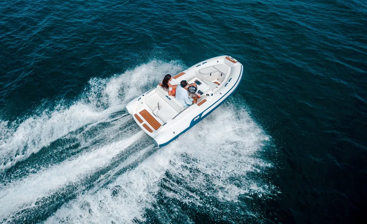 AB Inflatables ABJET 430 XP: Bootsfahrt auf dem Meer