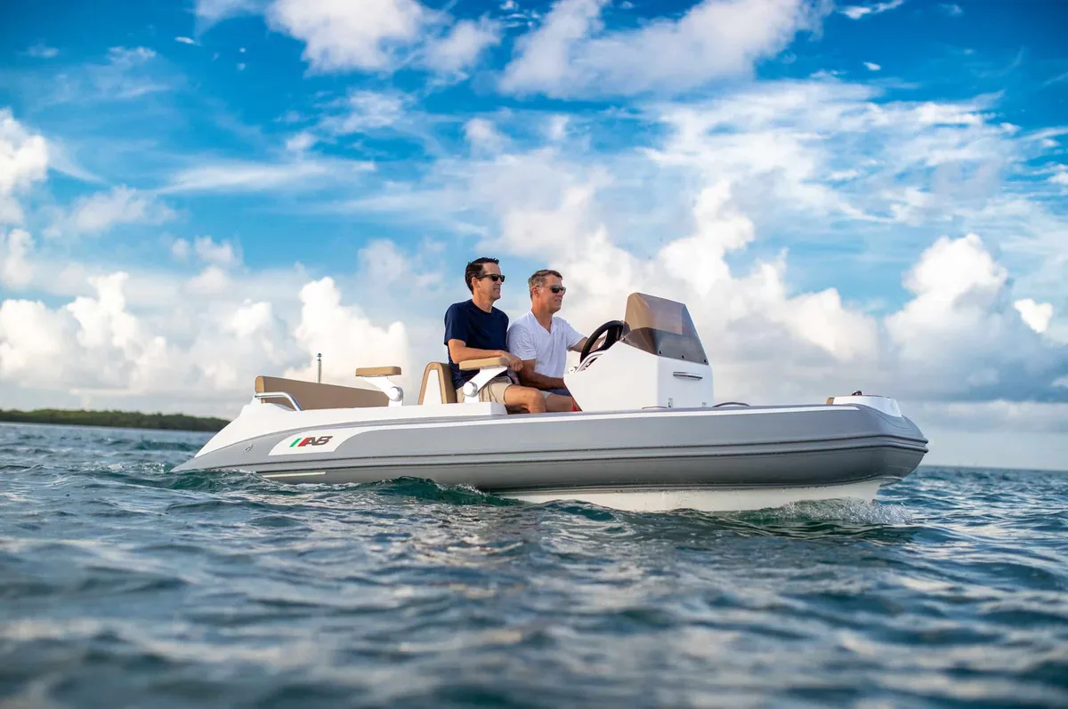 AB Inflatables ABJET 450 Diesel: Eine Fahrt mit dem Schlauchboot auf dem Meer