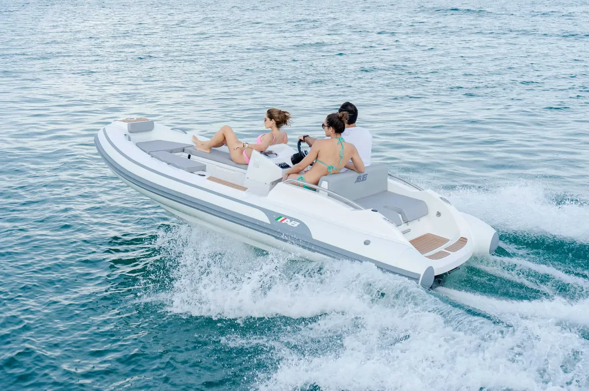 AB Inflatables ABJET 465 XP: Schnellbootfahrt auf dem Meer