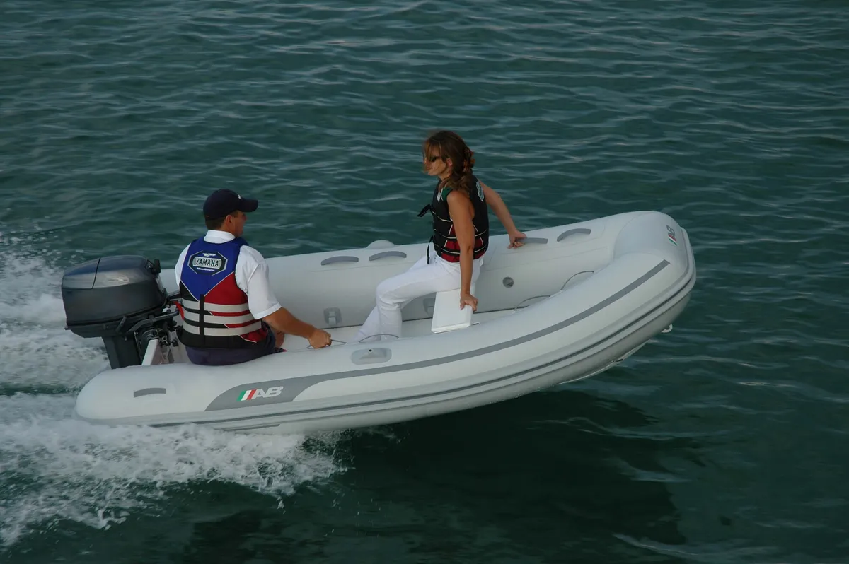 AB Inflatables Lammina 10 AL: Ein Schlauchboot gleitet über das Wasser