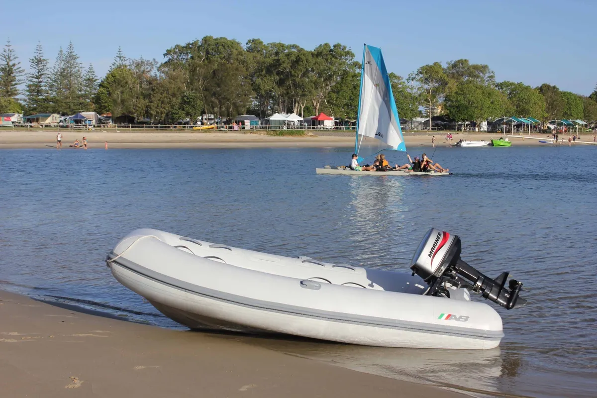 AB Inflatables Lammina 10 UL: Rubber dinghy on the beach with a sailing boat