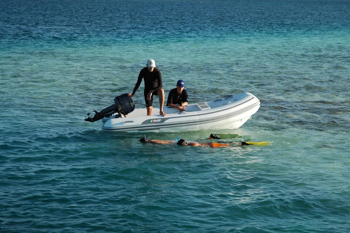 AB Inflatables Lammina 11 AL: Schlauchboot mit Schnorchlern im Meer