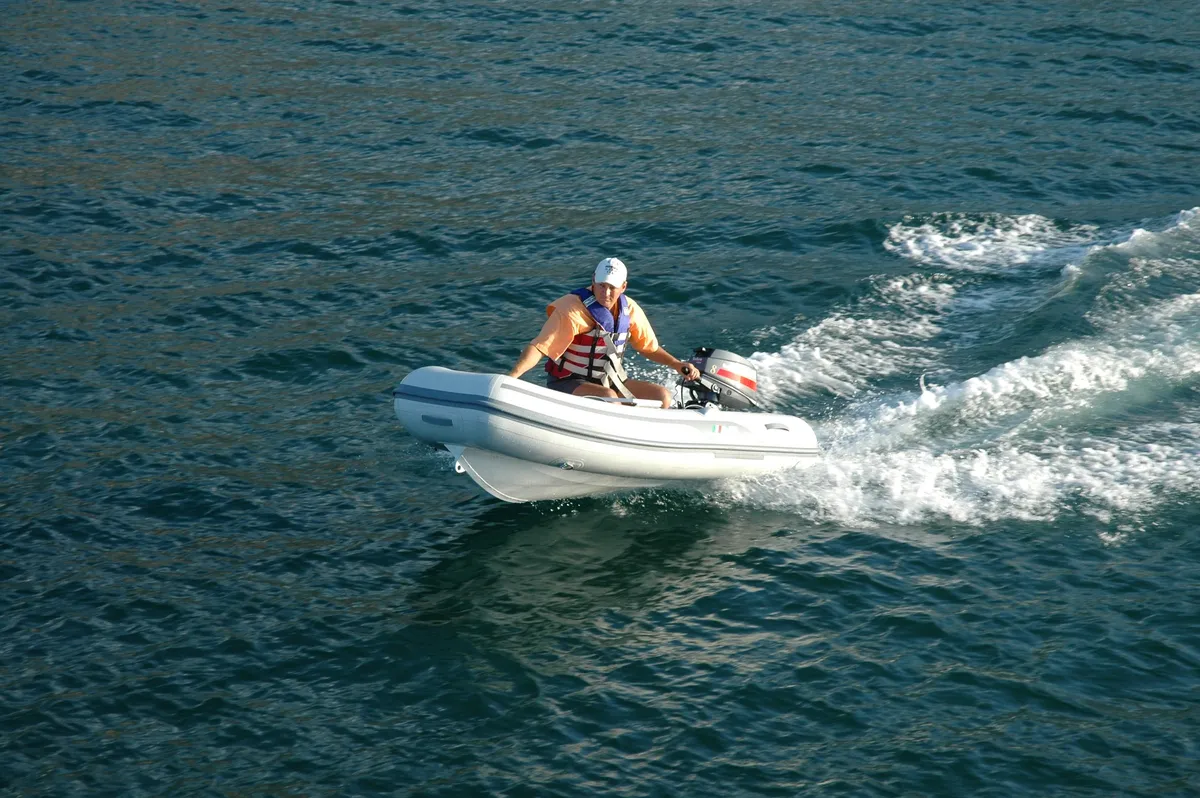 AB Inflatables Lammina 8 AL: Ein Schlauchboot rast über das Wasser