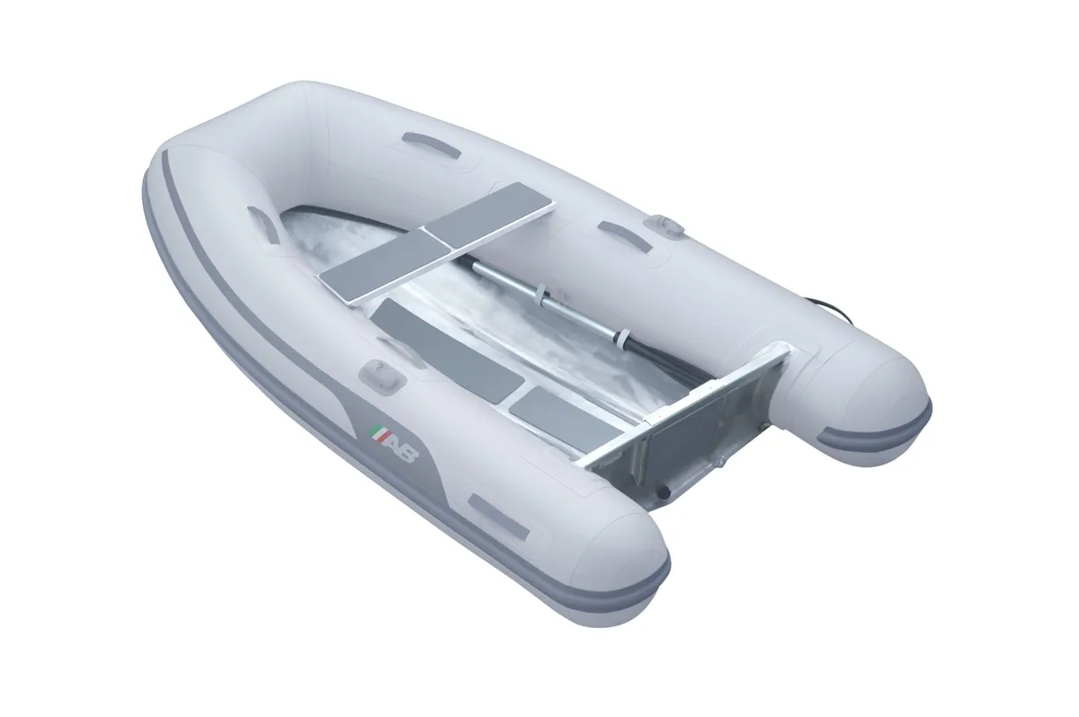 AB Inflatables Lammina 8 UL: Schlauchboot mit Rudern und weißem Rumpf